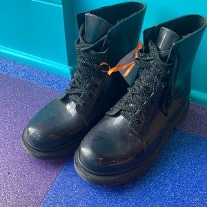 Adorable black rain boats with glitter laces